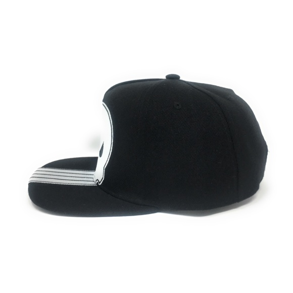 Punisher - Logo on Poly Faux Wool White/Black Snapback - Picture 2 of 5